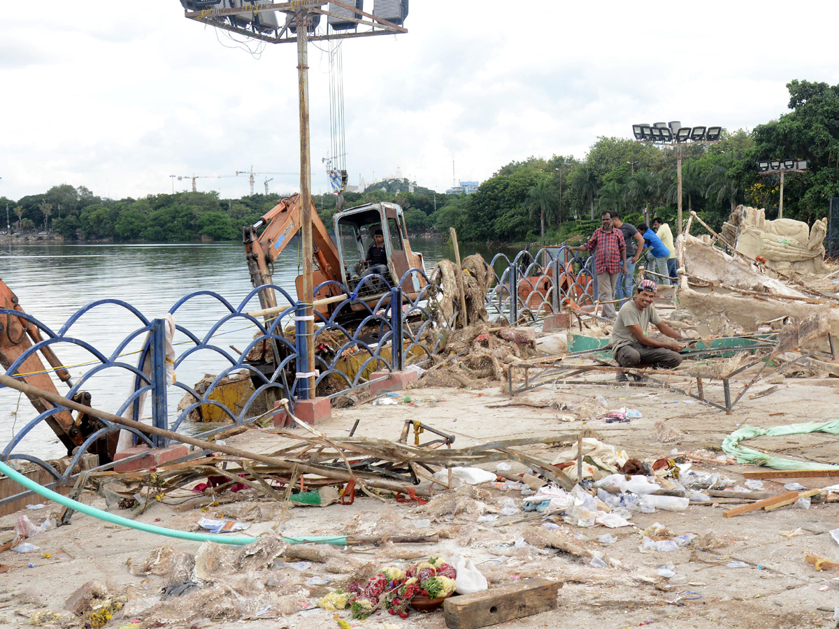 Cleaning Process Of Ganesh Idols In Hussain Sagar - Sakshi15