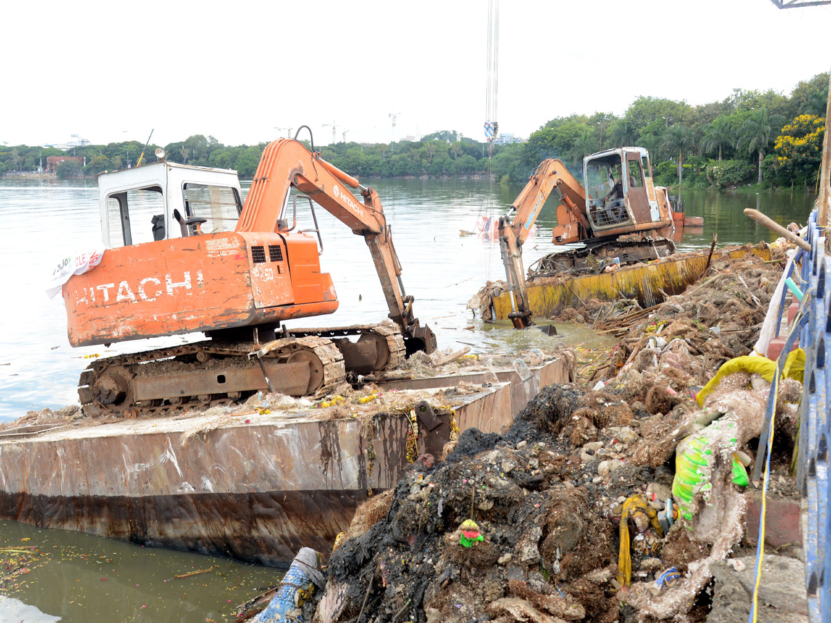 Cleaning Process Of Ganesh Idols In Hussain Sagar - Sakshi16