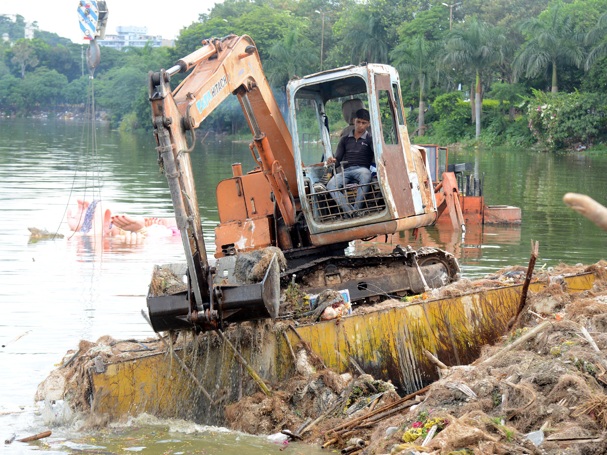 Cleaning Process Of Ganesh Idols In Hussain Sagar - Sakshi17