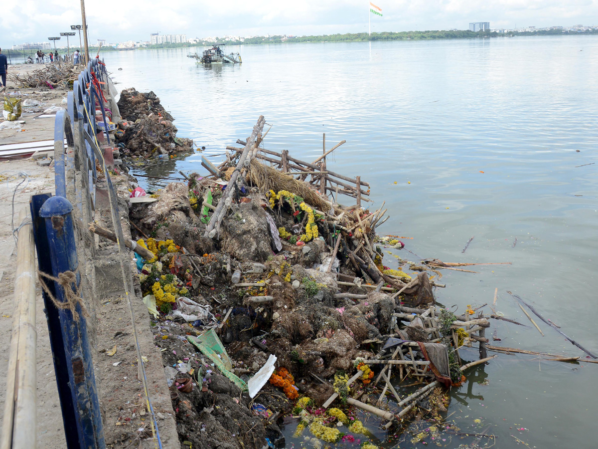 Cleaning Process Of Ganesh Idols In Hussain Sagar - Sakshi18