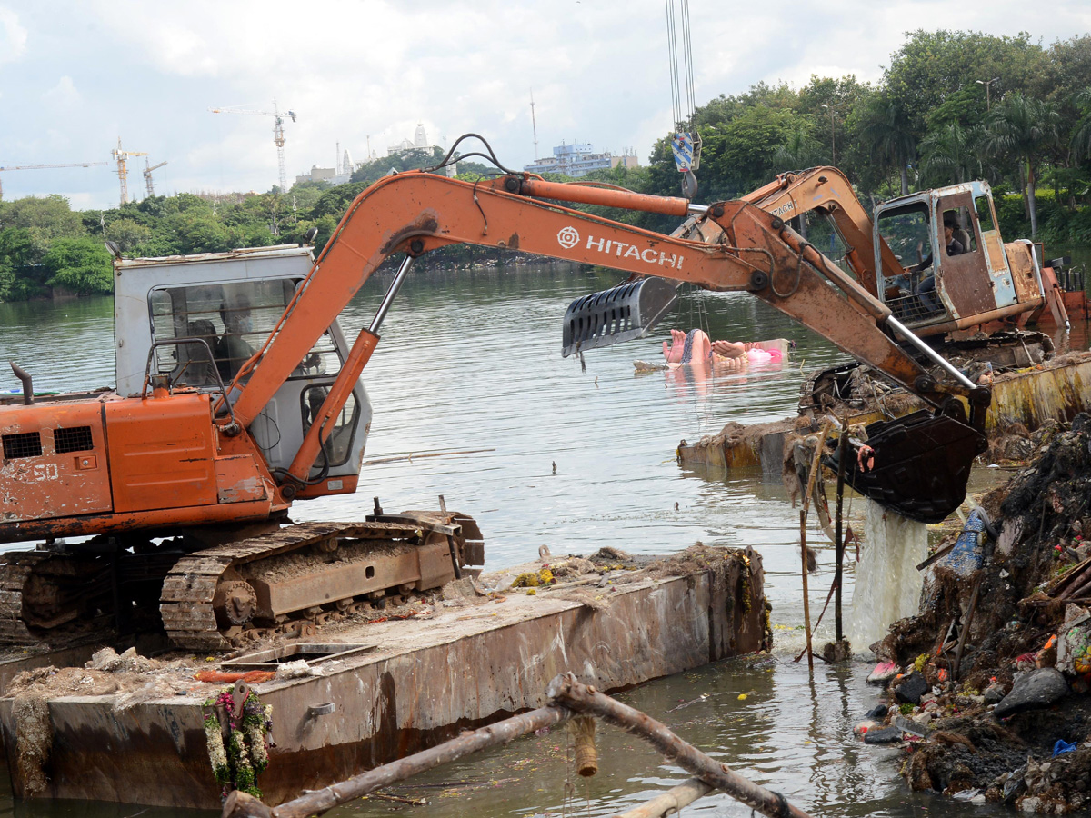 Cleaning Process Of Ganesh Idols In Hussain Sagar - Sakshi20