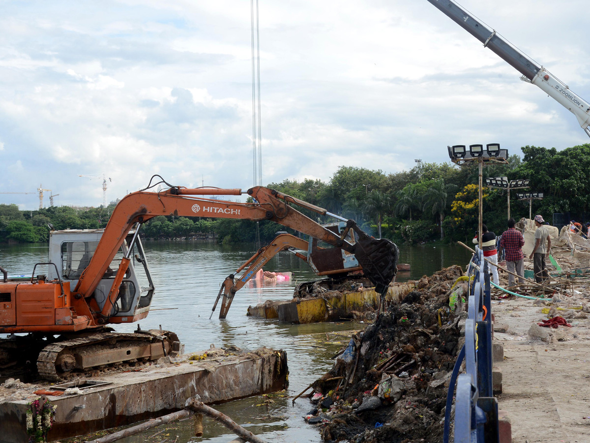Cleaning Process Of Ganesh Idols In Hussain Sagar - Sakshi21