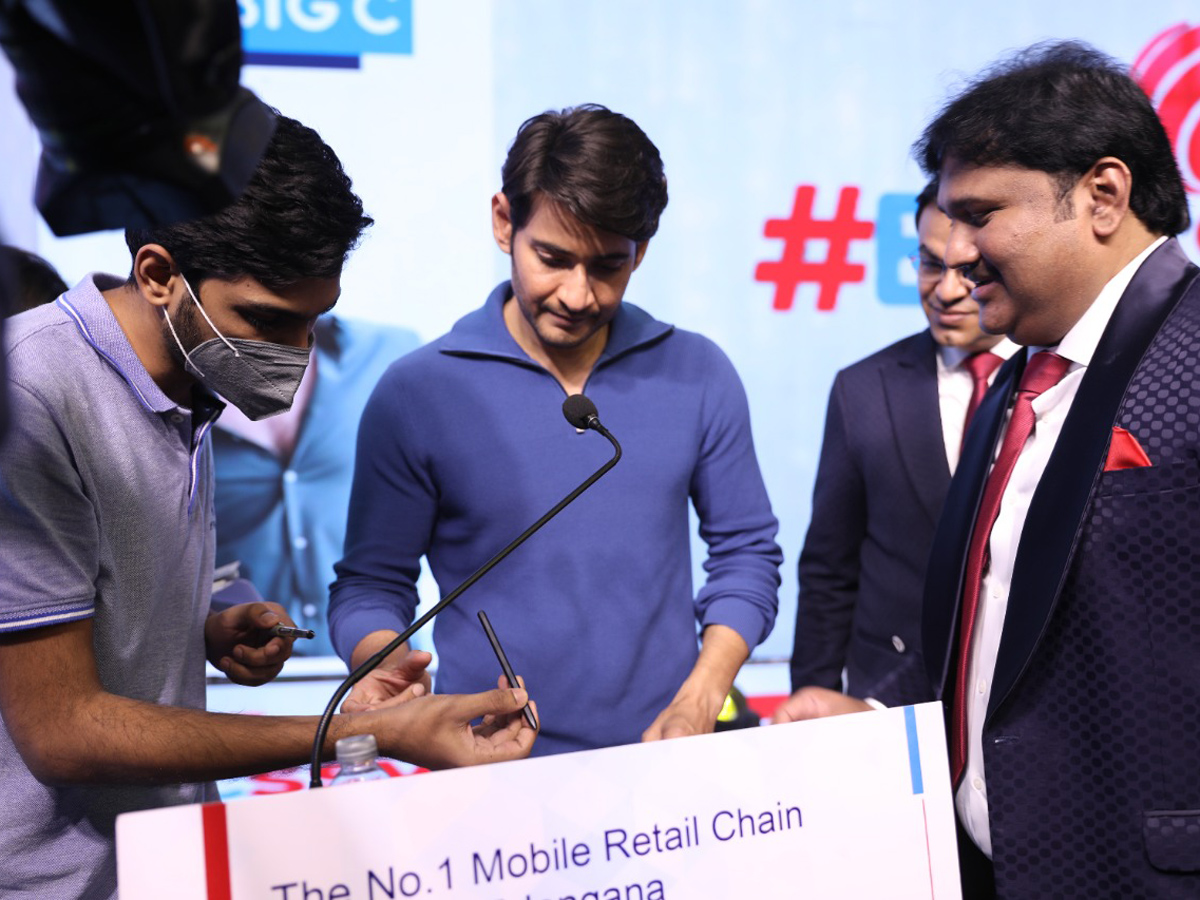 Mahesh Babu Signed as the NEW Brand Ambassador of BigCSSMB Photo Gallery - Sakshi1