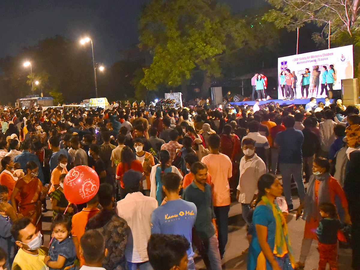 Sunday Funday at Tankbund PHoto Gallery - Sakshi1