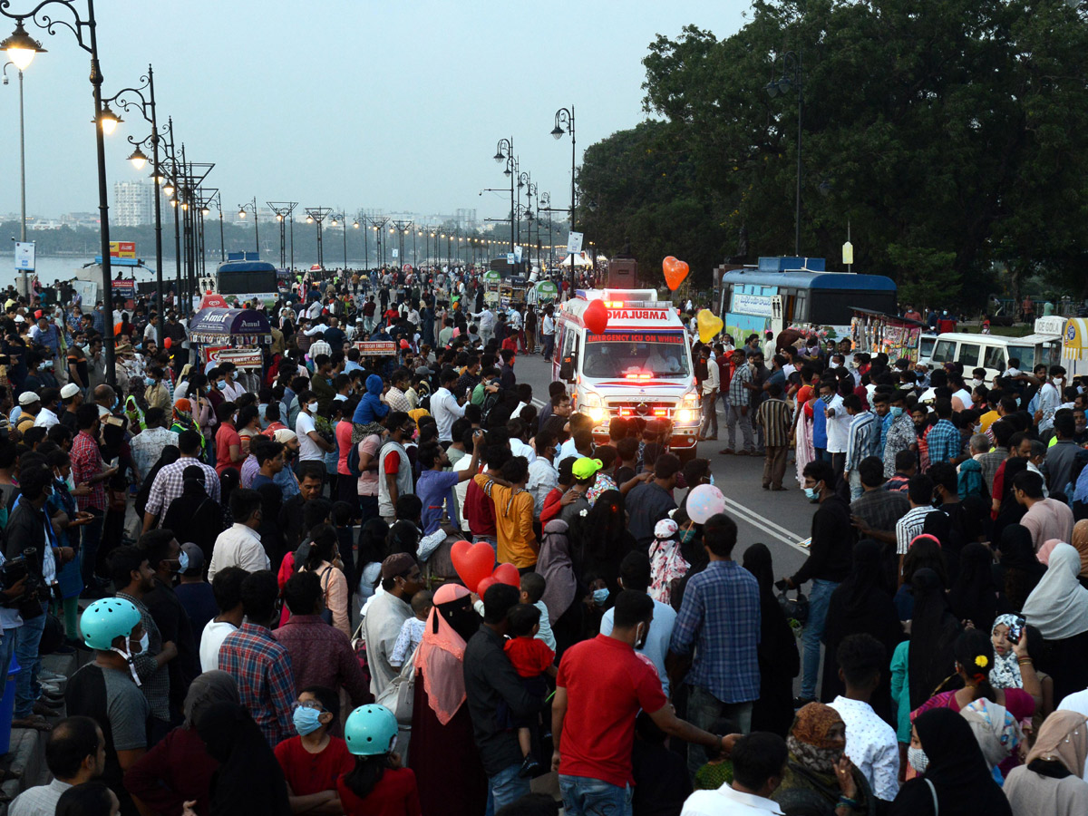 Sunday Funday at Tankbund PHoto Gallery - Sakshi15