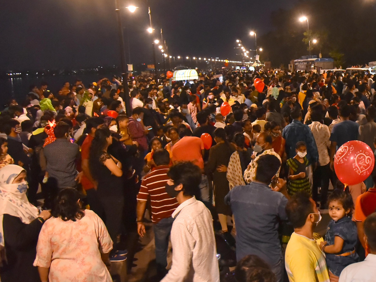 Sunday Funday at Tankbund PHoto Gallery - Sakshi2