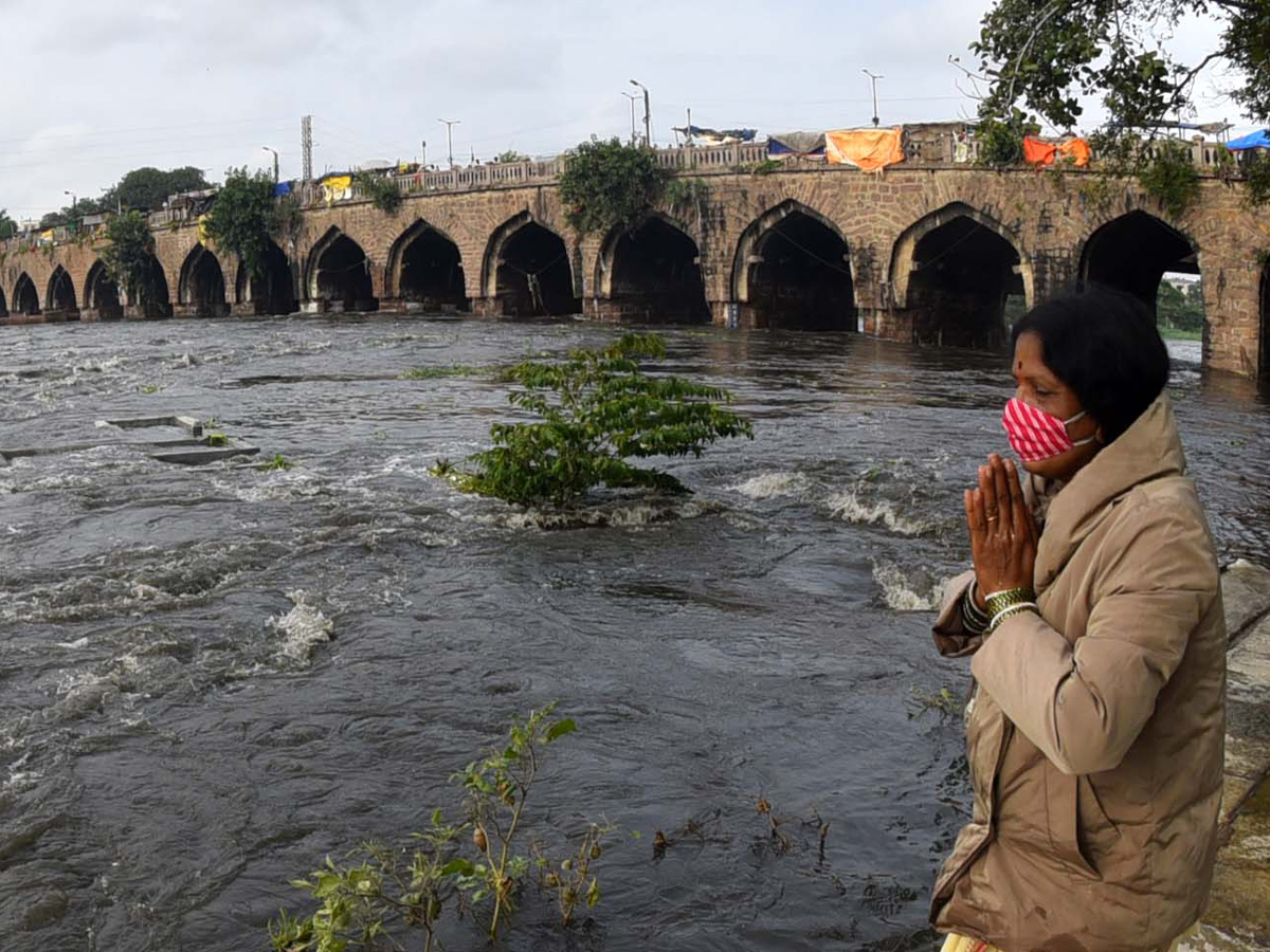 Musi River Overflows With Heavy Rain Photo Gallery - Sakshi5