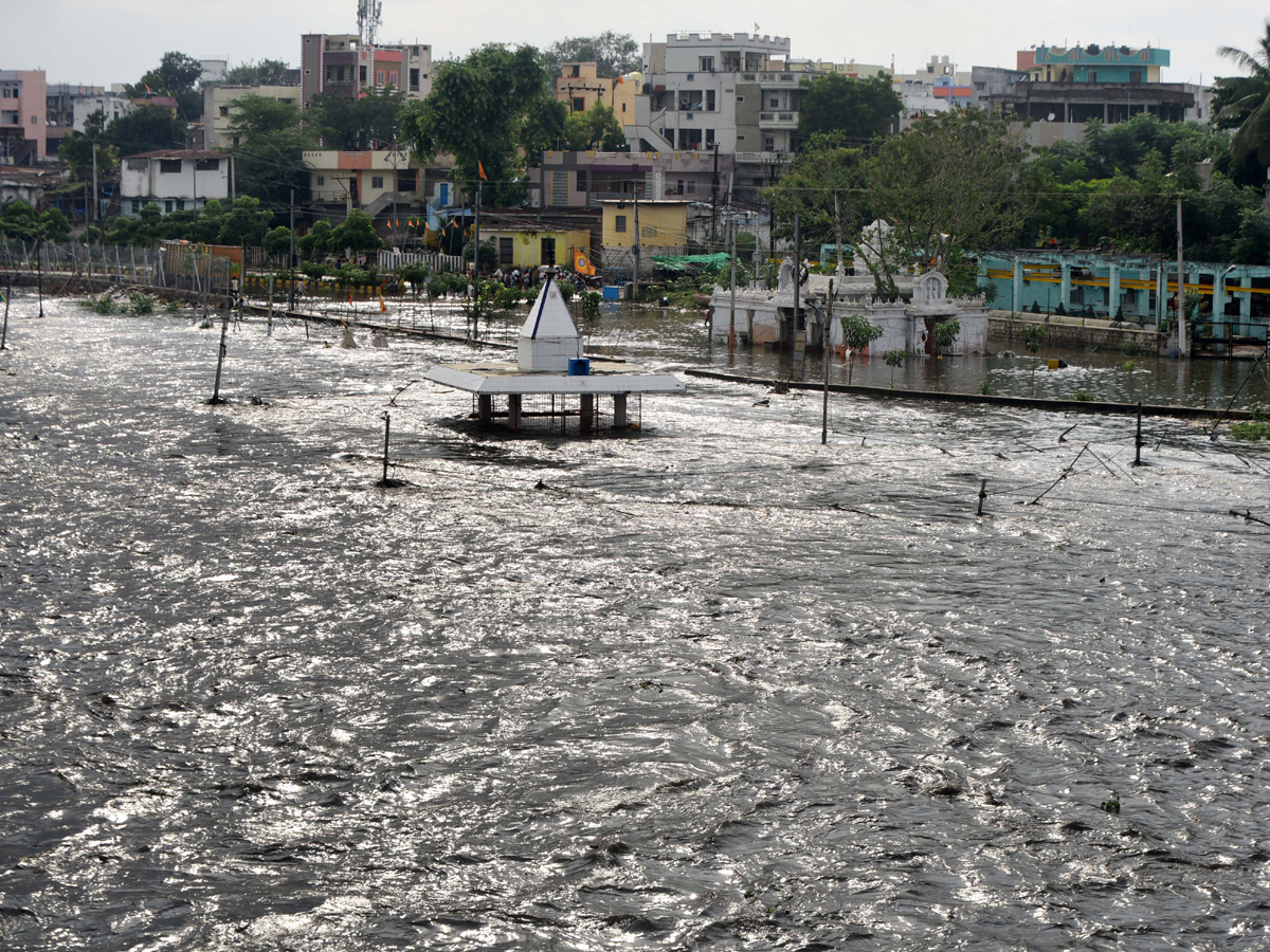 Musi River Overflows With Heavy Rain Photo Gallery - Sakshi7