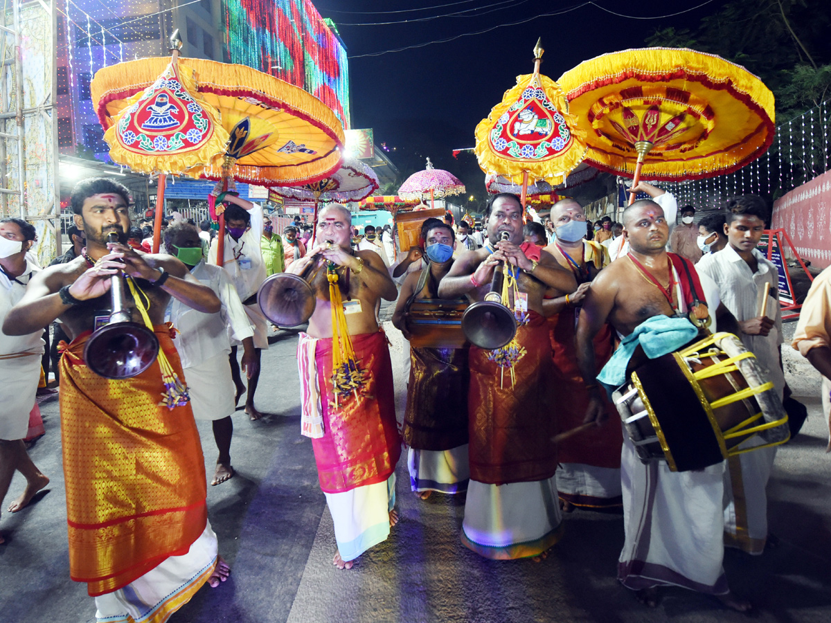 Dussehra Celebrations in Kanaka Durga Temple Photo Gallery - Sakshi18