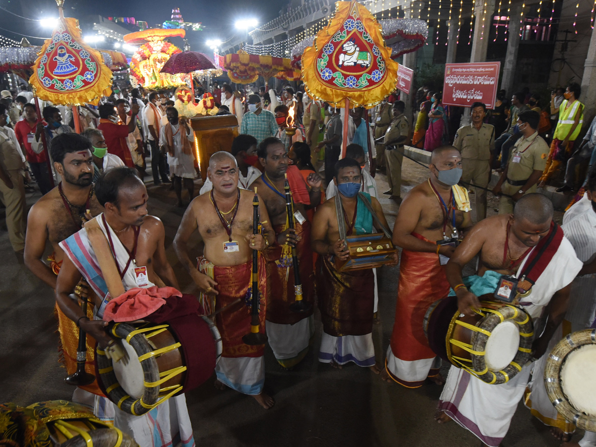 Dussehra Celebrations in Kanaka Durga Temple Photo Gallery - Sakshi10