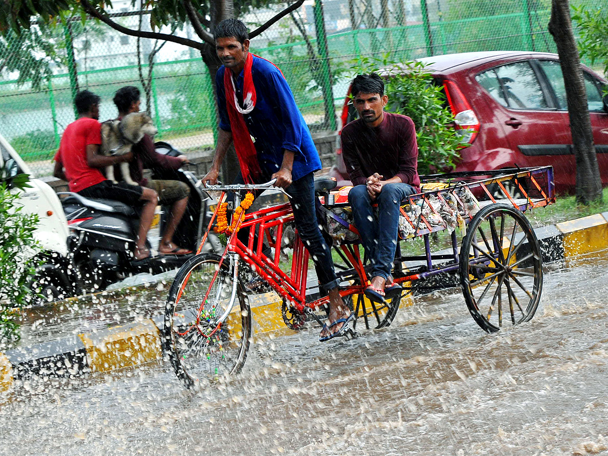 Heavy rains lash several parts of Hyderabad Photo Gallery - Sakshi2