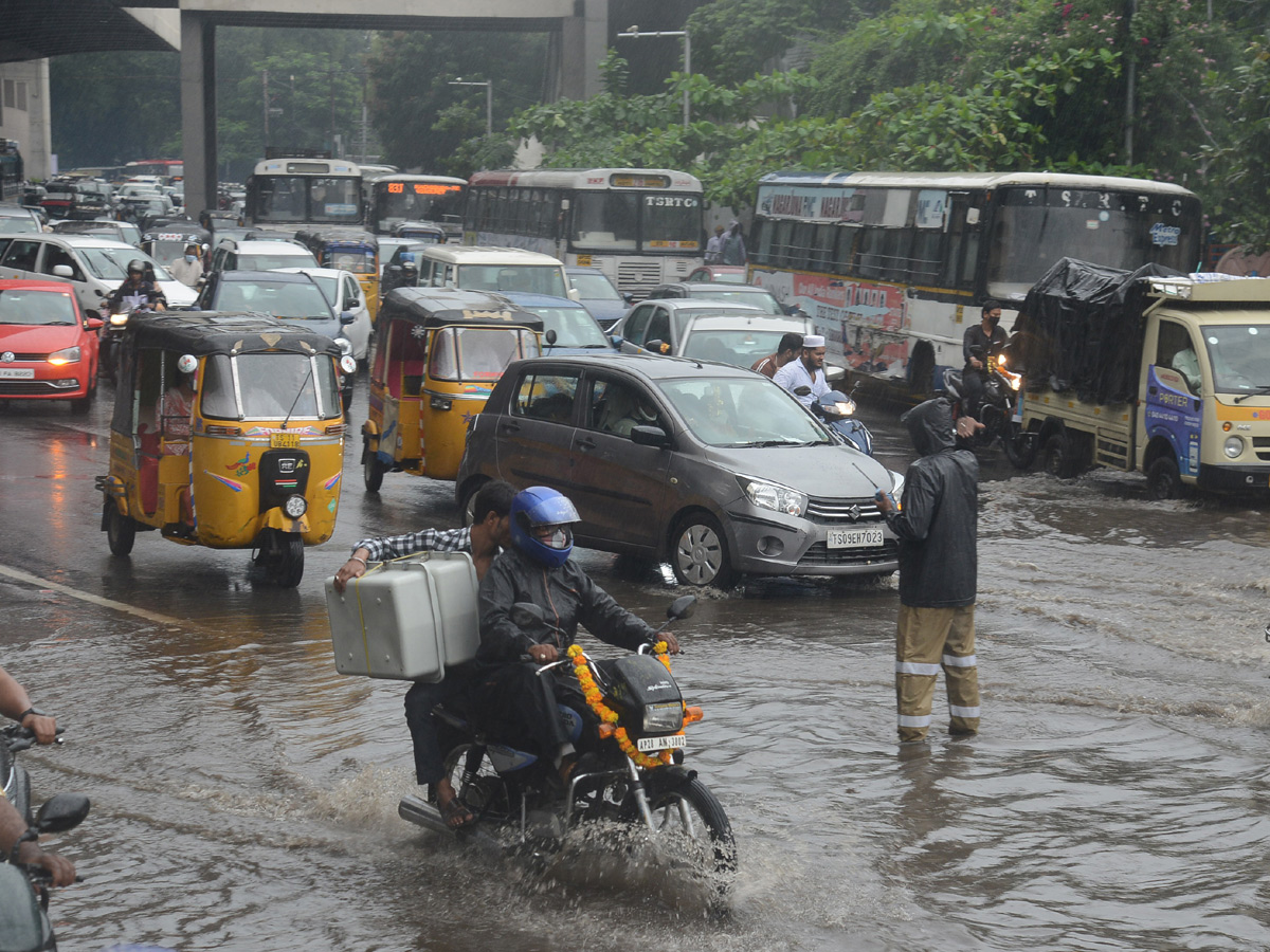Heavy rains lash several parts of Hyderabad Photo Gallery - Sakshi12