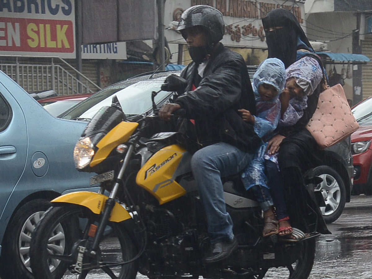 Heavy rains lash several parts of Hyderabad Photo Gallery - Sakshi13