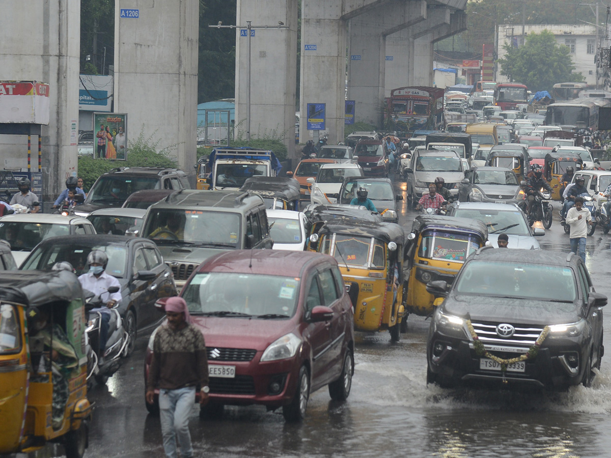 Heavy rains lash several parts of Hyderabad Photo Gallery - Sakshi14