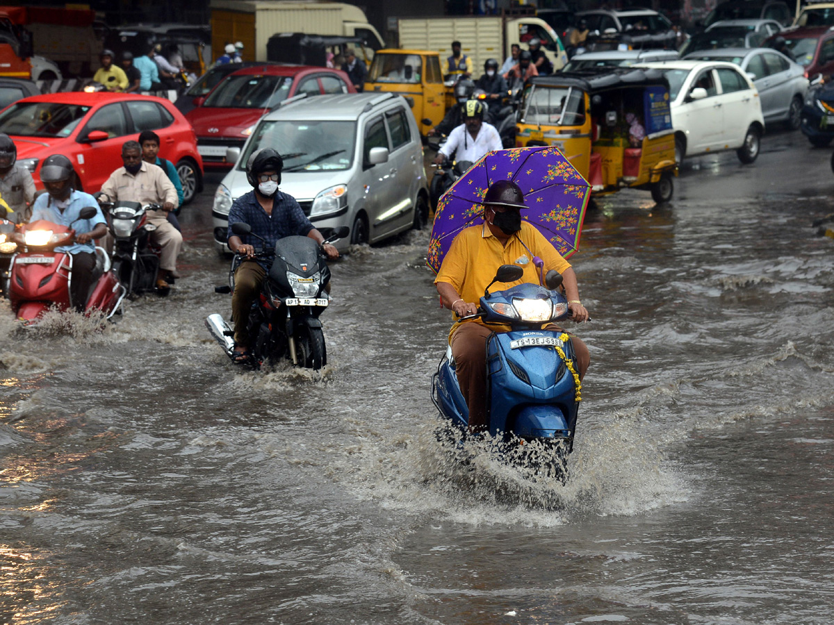 Heavy rains lash several parts of Hyderabad Photo Gallery - Sakshi15
