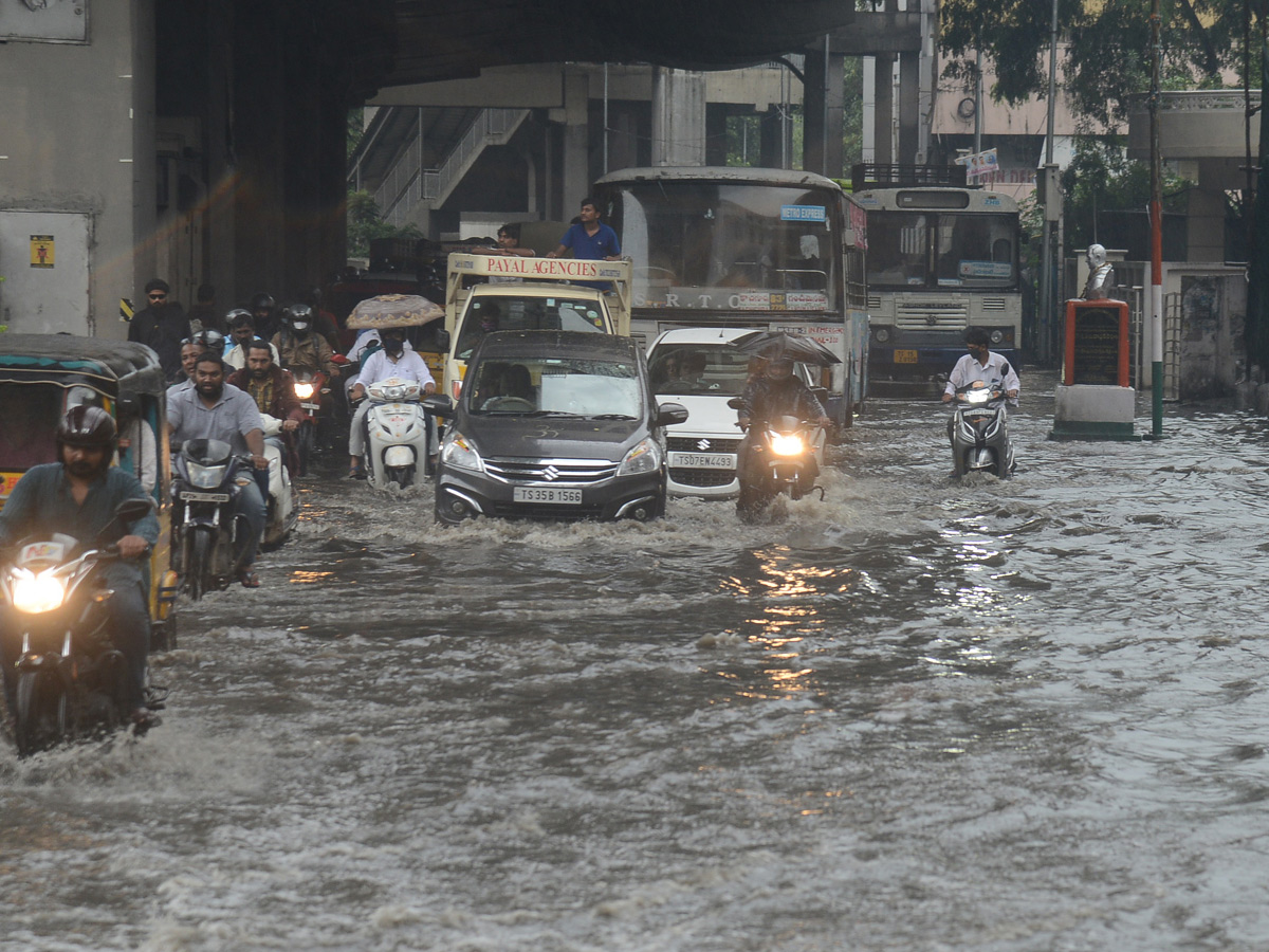 Heavy rains lash several parts of Hyderabad Photo Gallery - Sakshi16