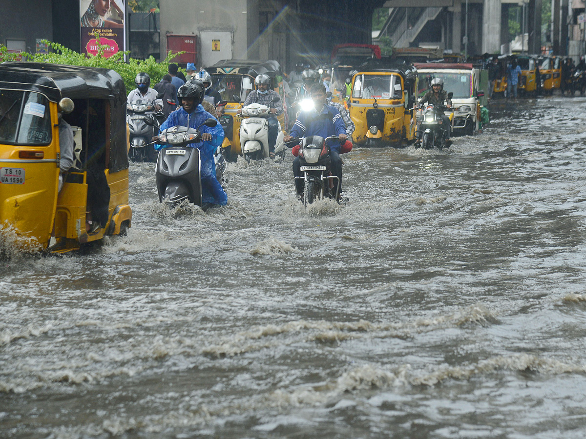 Heavy rains lash several parts of Hyderabad Photo Gallery - Sakshi17