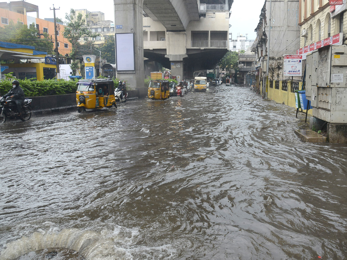 Heavy rains lash several parts of Hyderabad Photo Gallery - Sakshi18