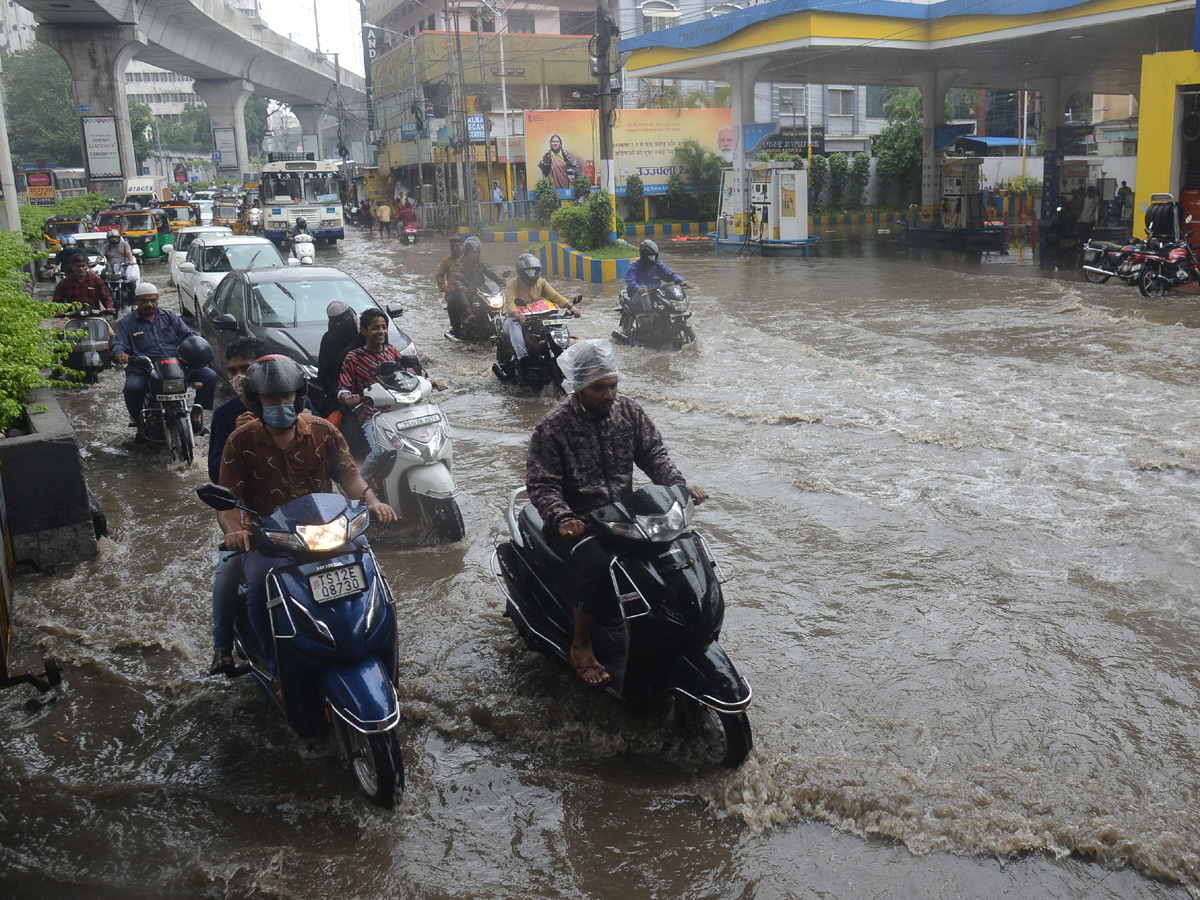 Heavy rains lash several parts of Hyderabad Photo Gallery - Sakshi19