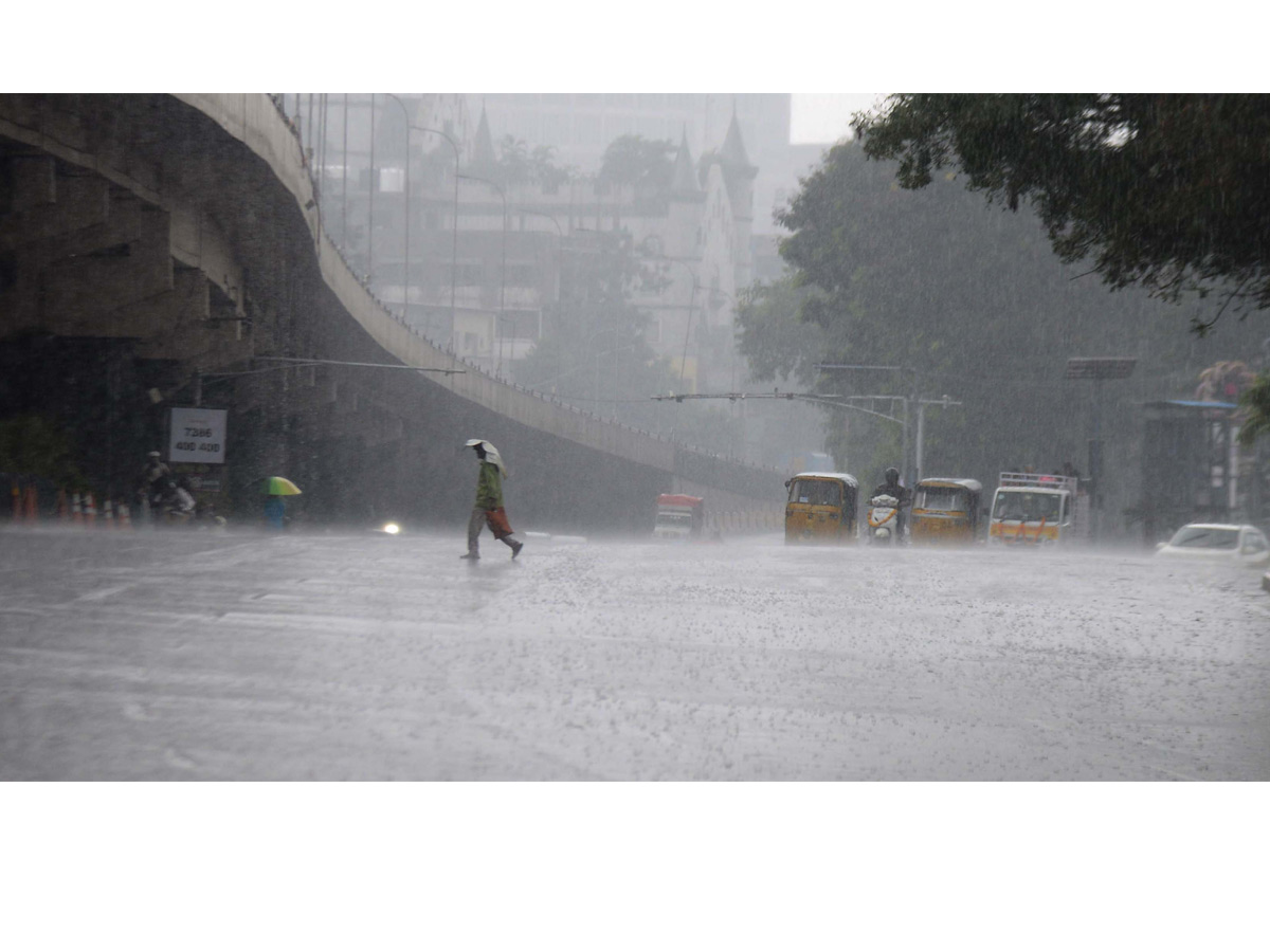 Heavy rains lash several parts of Hyderabad Photo Gallery - Sakshi20