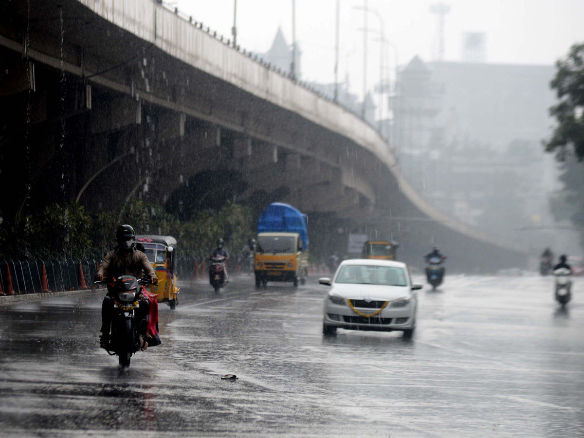 Heavy rains lash several parts of Hyderabad Photo Gallery - Sakshi21