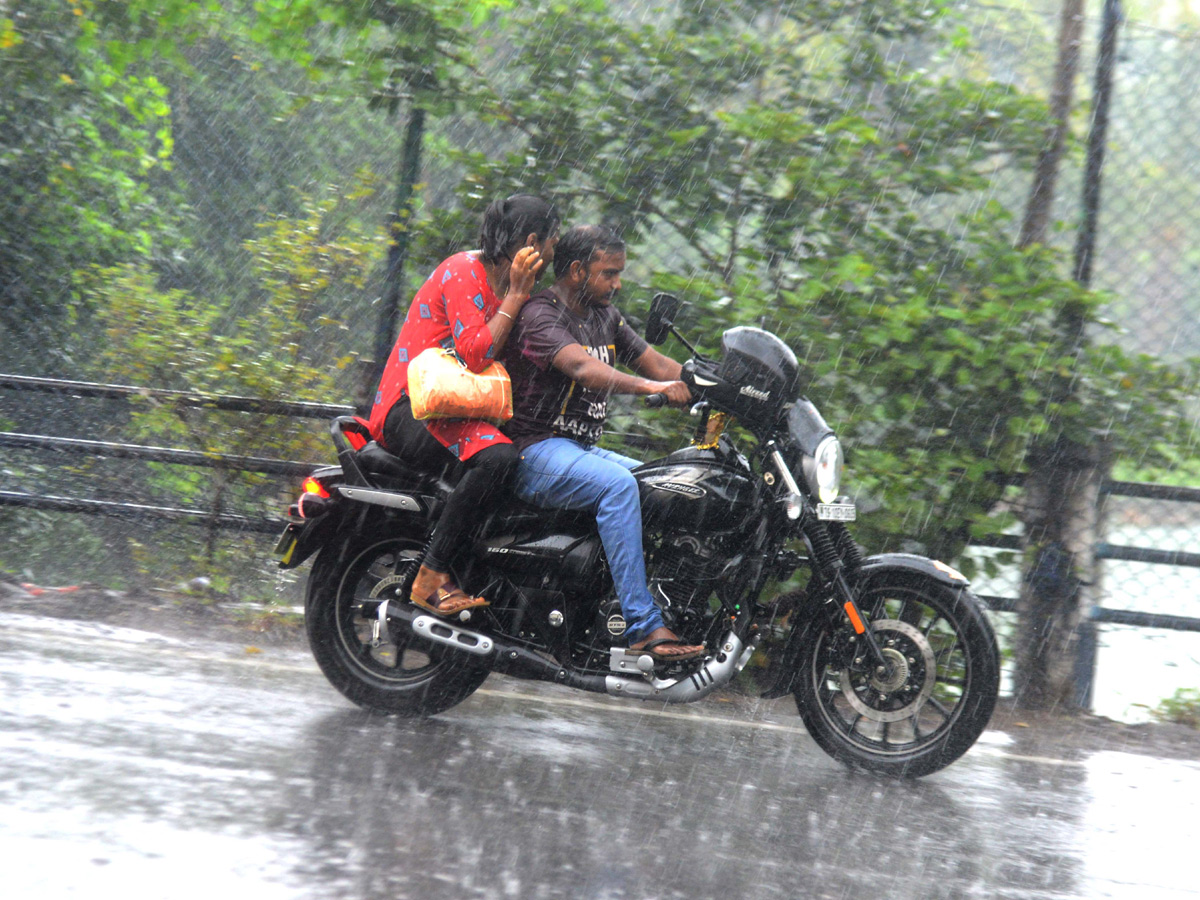 Heavy rains lash several parts of Hyderabad Photo Gallery - Sakshi22