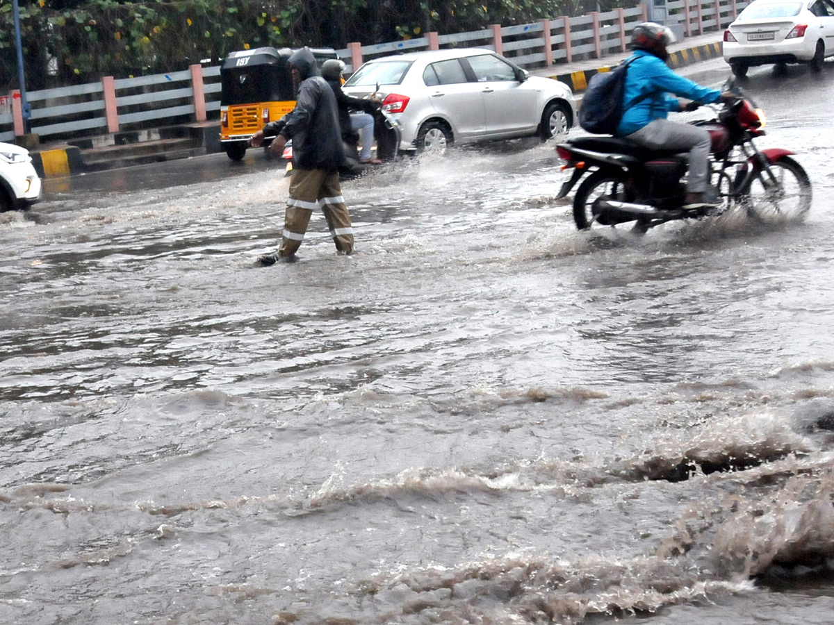 Heavy rains lash several parts of Hyderabad Photo Gallery - Sakshi23