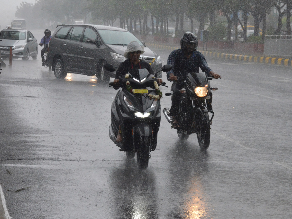 Heavy rains lash several parts of Hyderabad Photo Gallery - Sakshi1