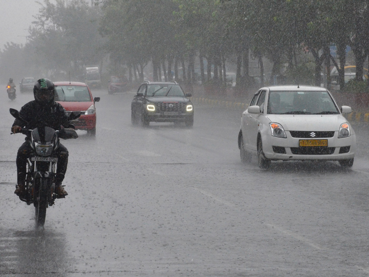 Heavy rains lash several parts of Hyderabad Photo Gallery - Sakshi26