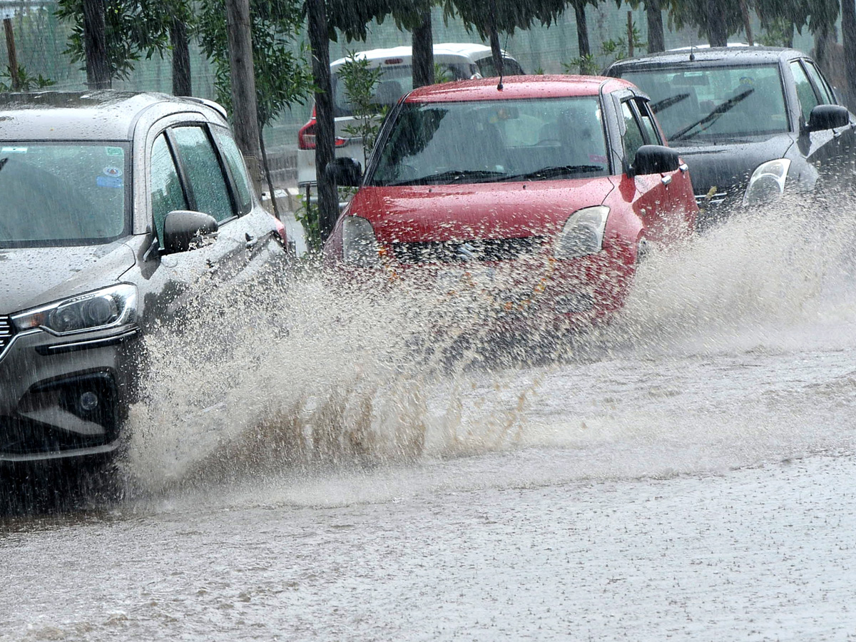 Heavy rains lash several parts of Hyderabad Photo Gallery - Sakshi4