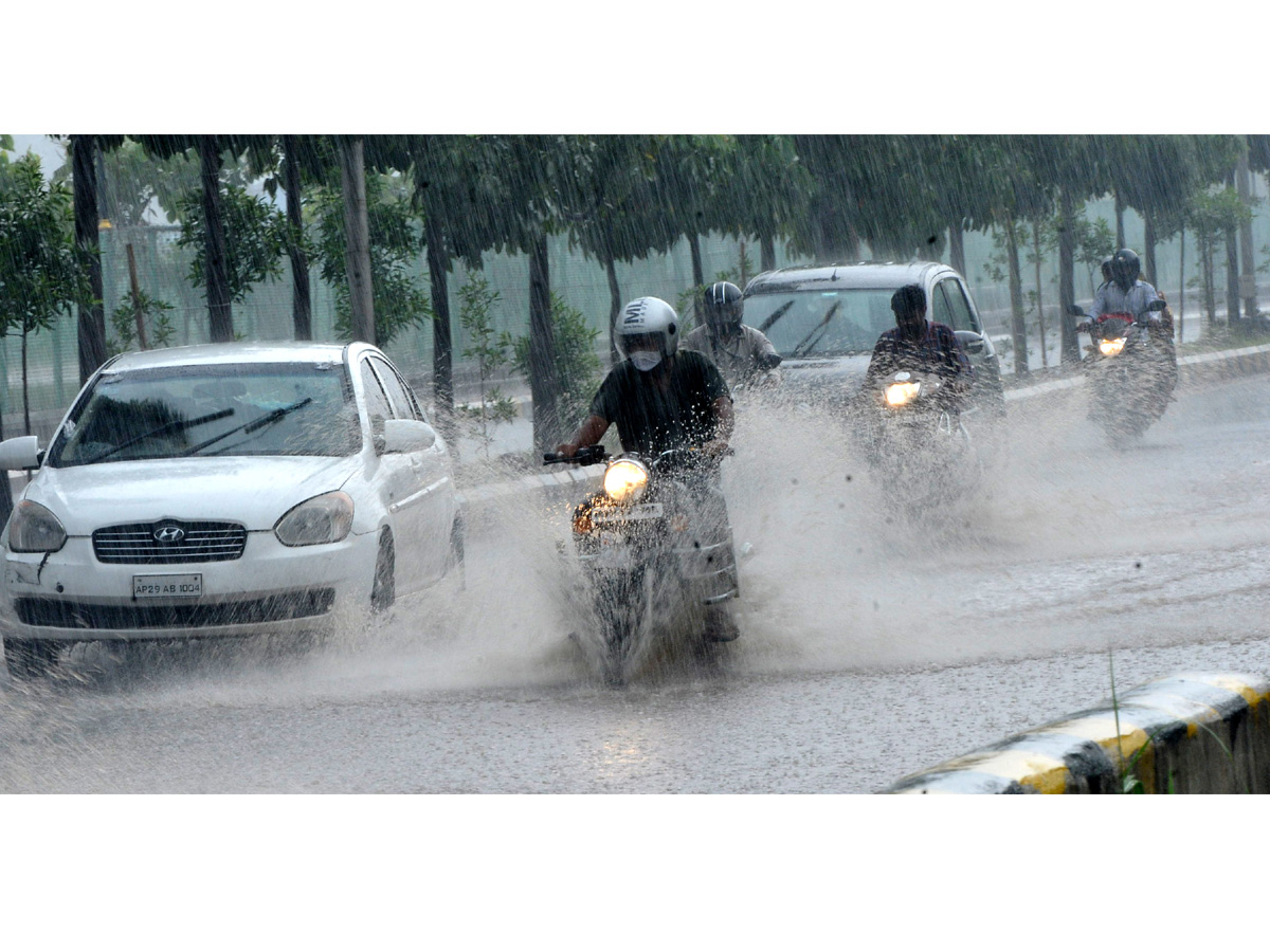 Heavy rains lash several parts of Hyderabad Photo Gallery - Sakshi5