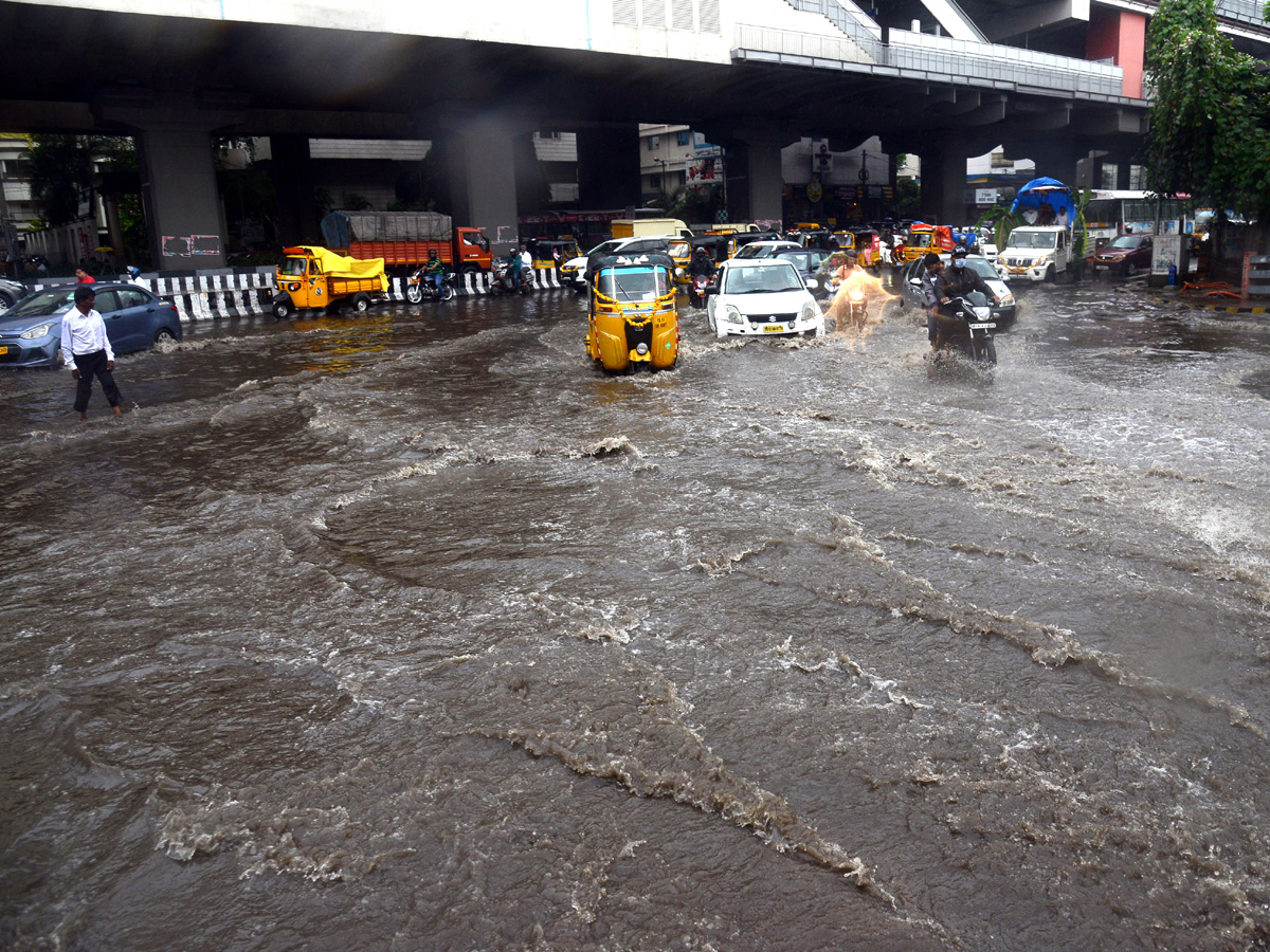 Heavy rains lash several parts of Hyderabad Photo Gallery - Sakshi9