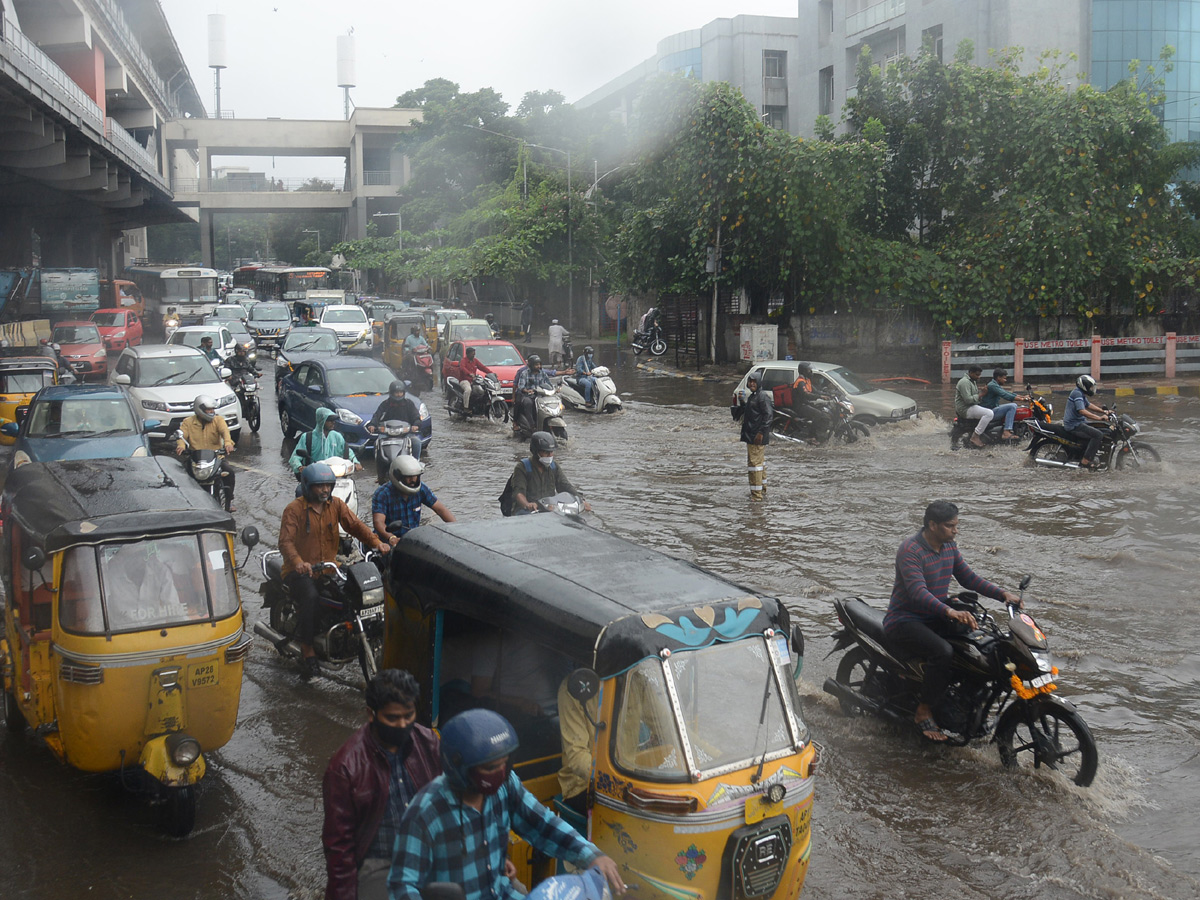 Heavy rains lash several parts of Hyderabad Photo Gallery - Sakshi10