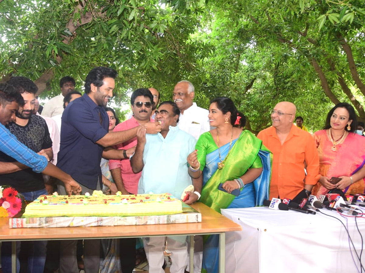 Manchu Vishnu Visit Tirumala Tirupati With His Team Photo Gallery - Sakshi3