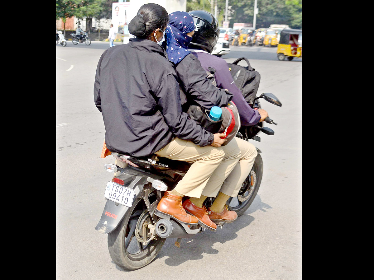 Cell Phone driving in Hyderabad - Sakshi6
