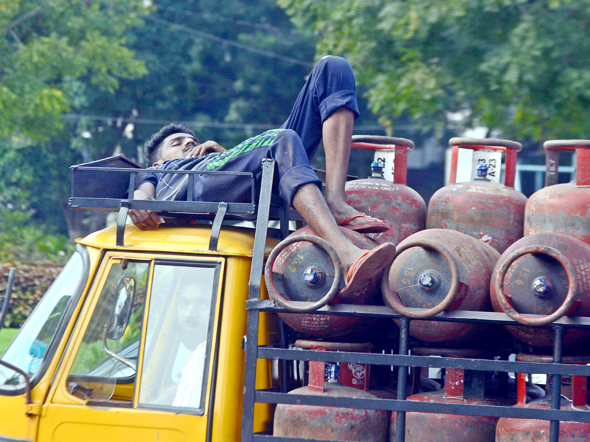 Cell Phone driving in Hyderabad - Sakshi9