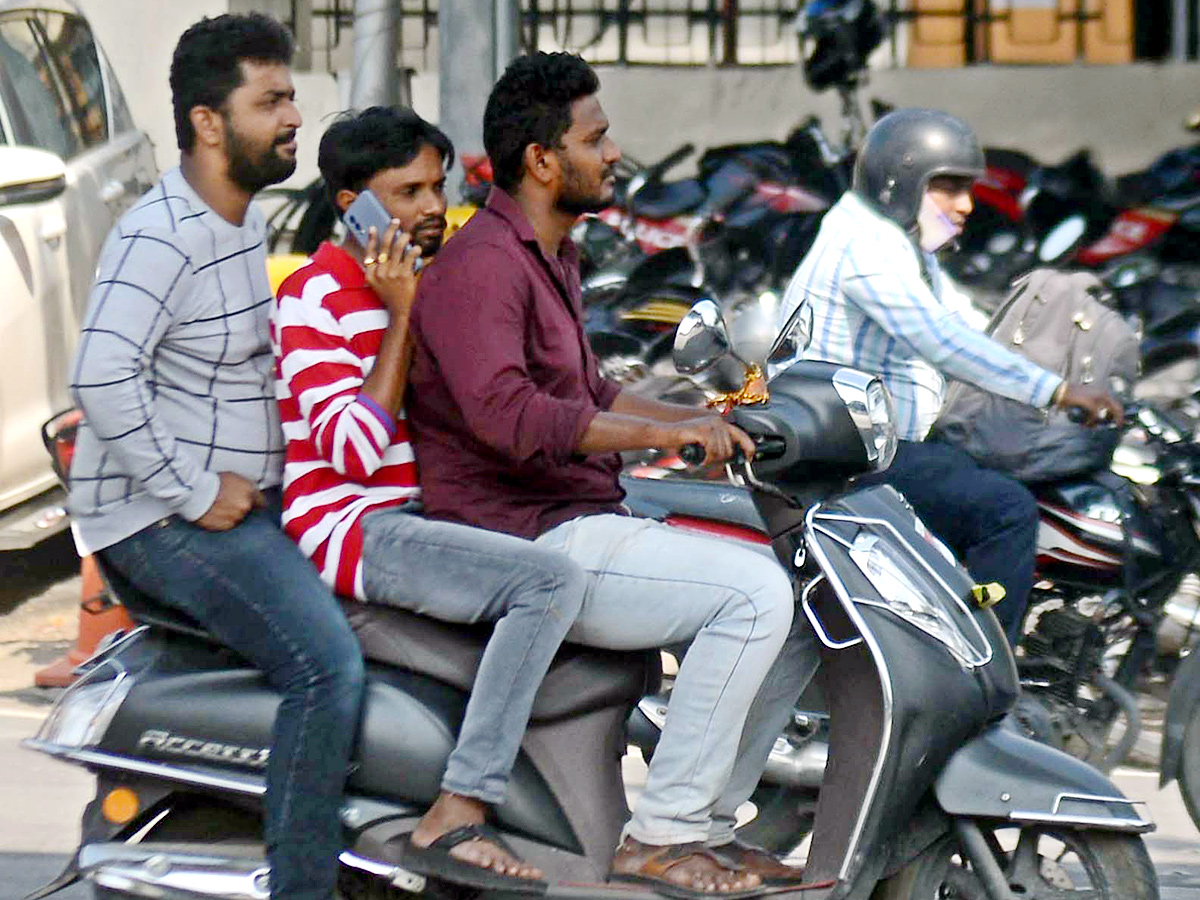 Cell Phone driving in Hyderabad - Sakshi5