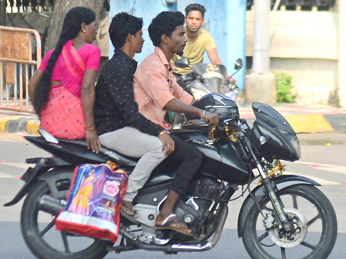 Cell Phone driving in Hyderabad - Sakshi7