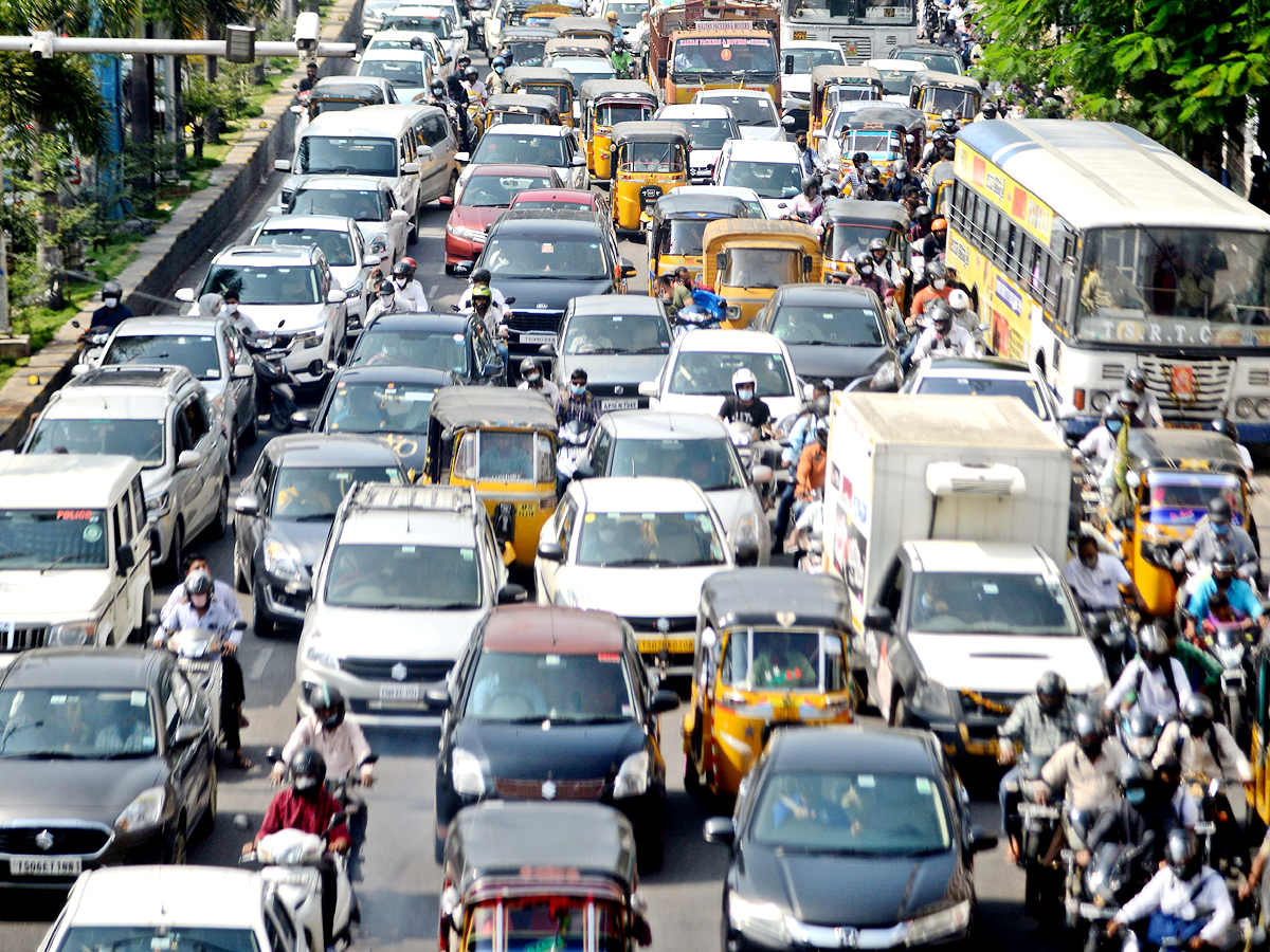Cell Phone driving in Hyderabad - Sakshi15