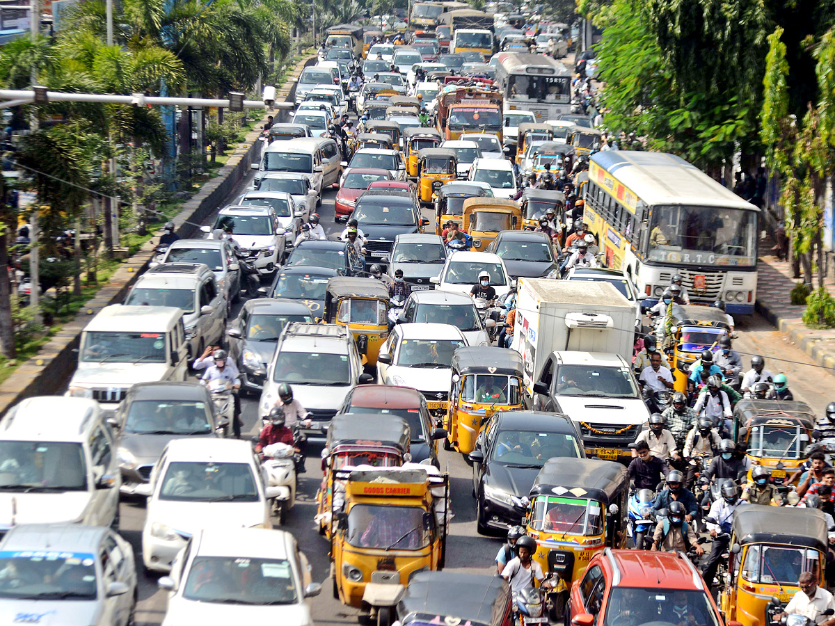 Cell Phone driving in Hyderabad - Sakshi16