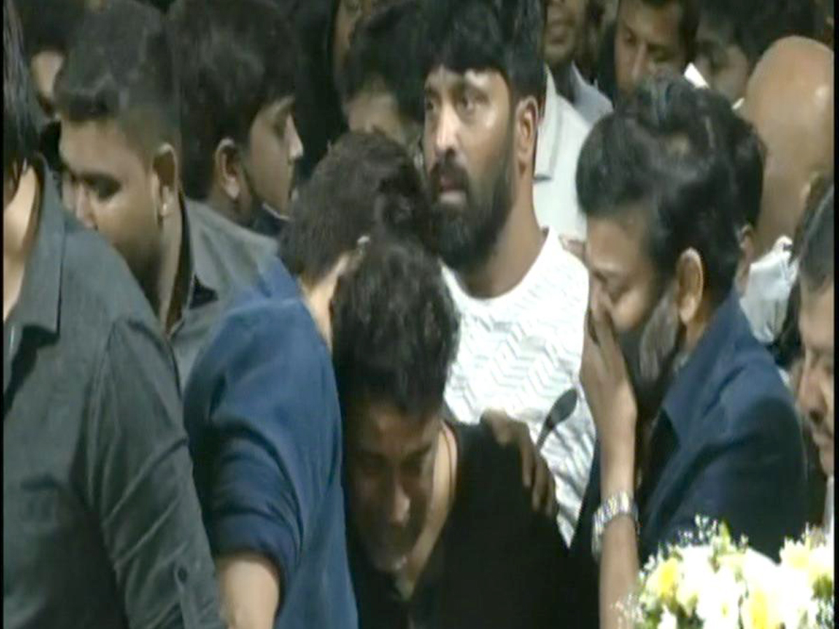 Chiranjeevi Venkatesh and Ali Pays Tribute To PuneethRajkumar Photo Gallery - Sakshi2