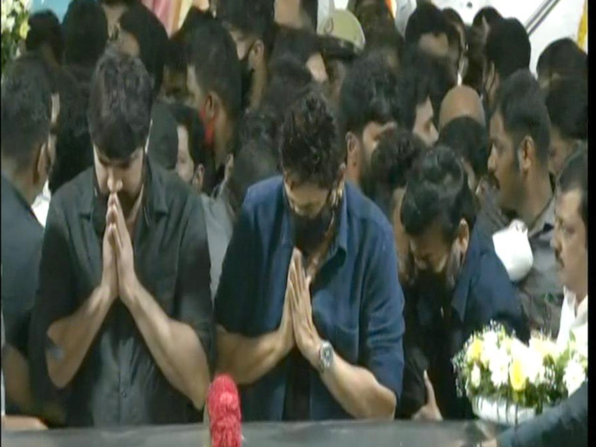 Chiranjeevi Venkatesh and Ali Pays Tribute To PuneethRajkumar Photo Gallery - Sakshi3