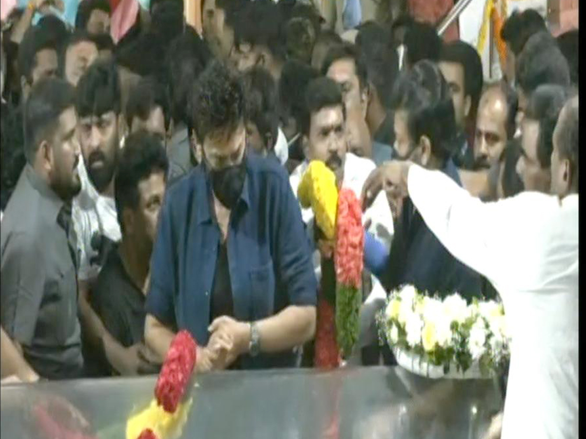 Chiranjeevi Venkatesh and Ali Pays Tribute To PuneethRajkumar Photo Gallery - Sakshi4
