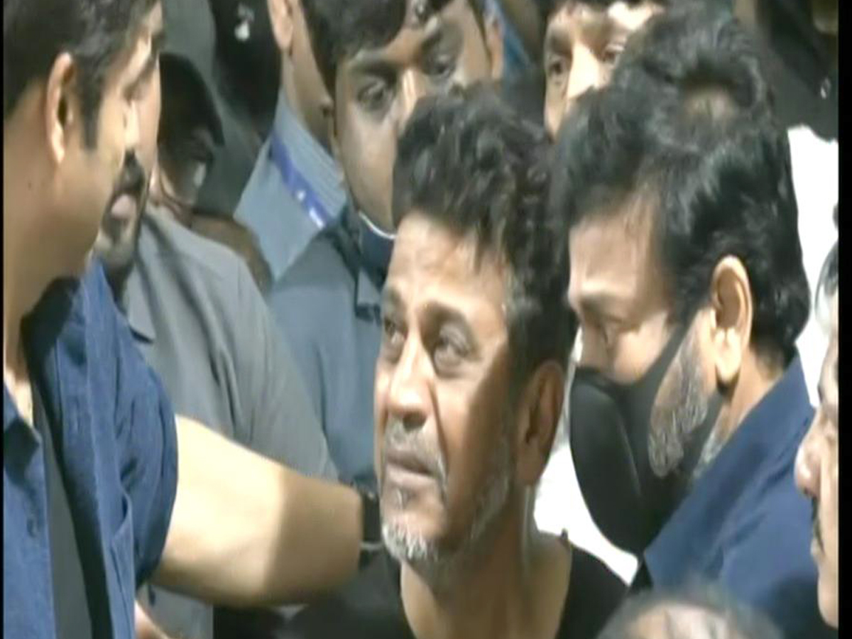 Chiranjeevi Venkatesh and Ali Pays Tribute To PuneethRajkumar Photo Gallery - Sakshi7