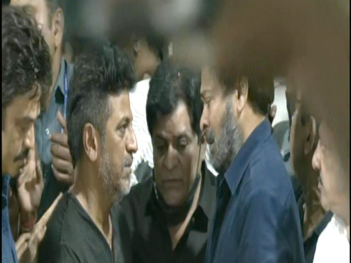 Chiranjeevi Venkatesh and Ali Pays Tribute To PuneethRajkumar Photo Gallery - Sakshi10