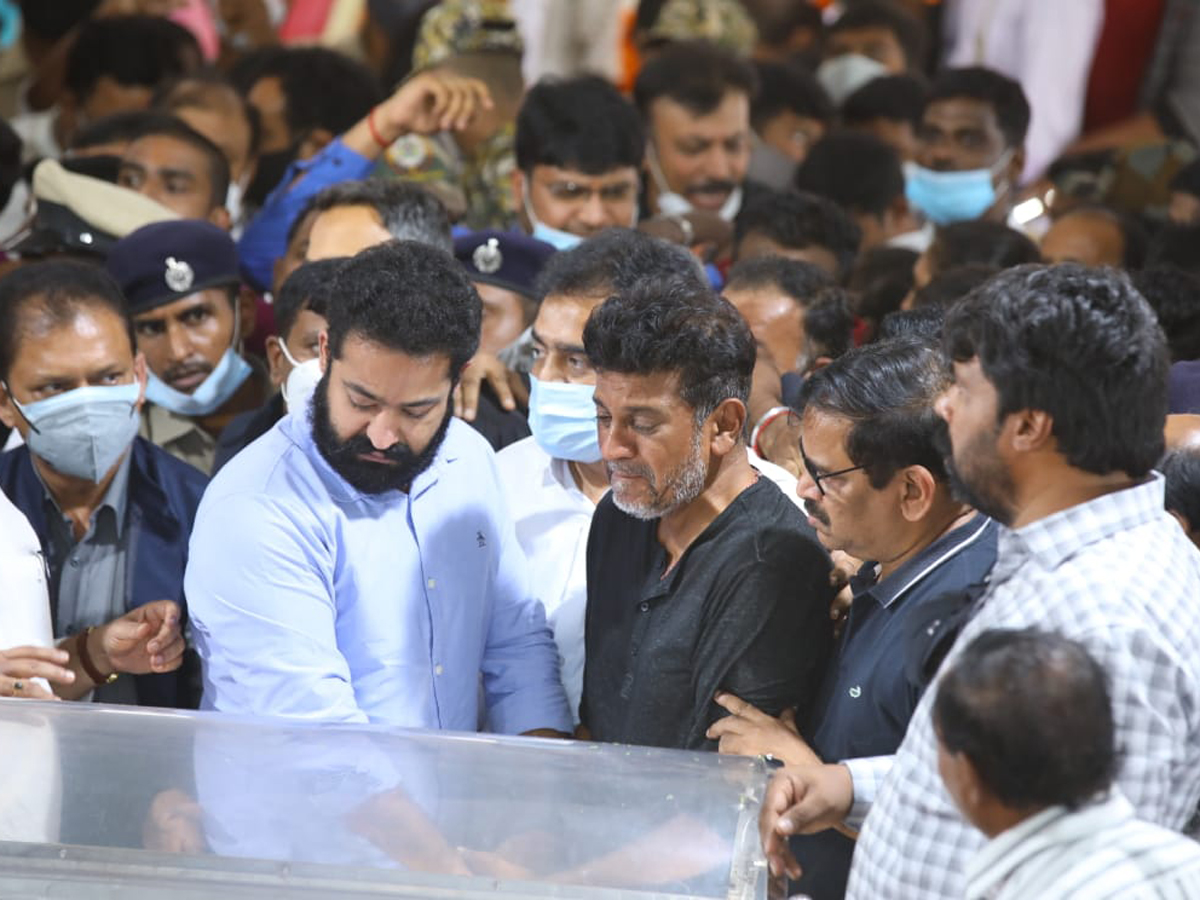 Chiranjeevi Venkatesh and Ali Pays Tribute To PuneethRajkumar Photo Gallery - Sakshi21