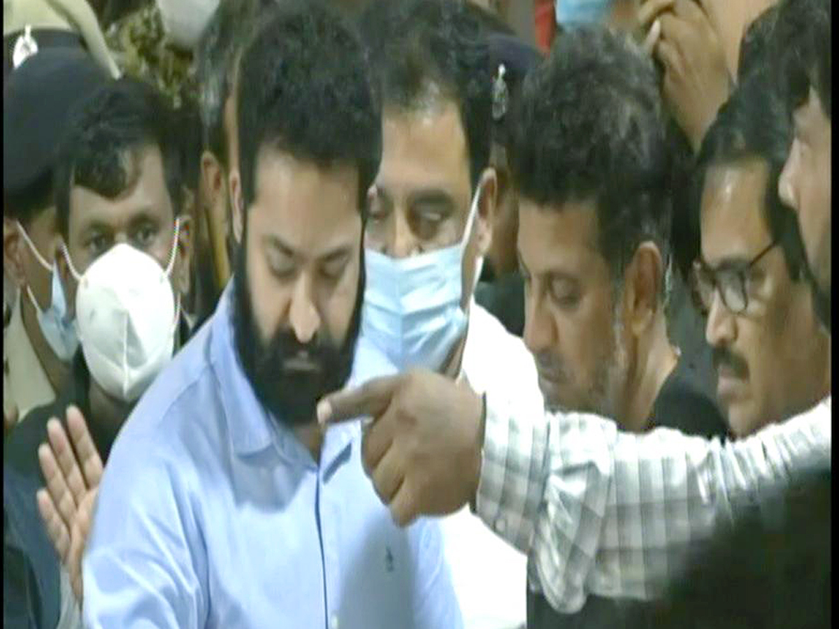 Chiranjeevi Venkatesh and Ali Pays Tribute To PuneethRajkumar Photo Gallery - Sakshi15