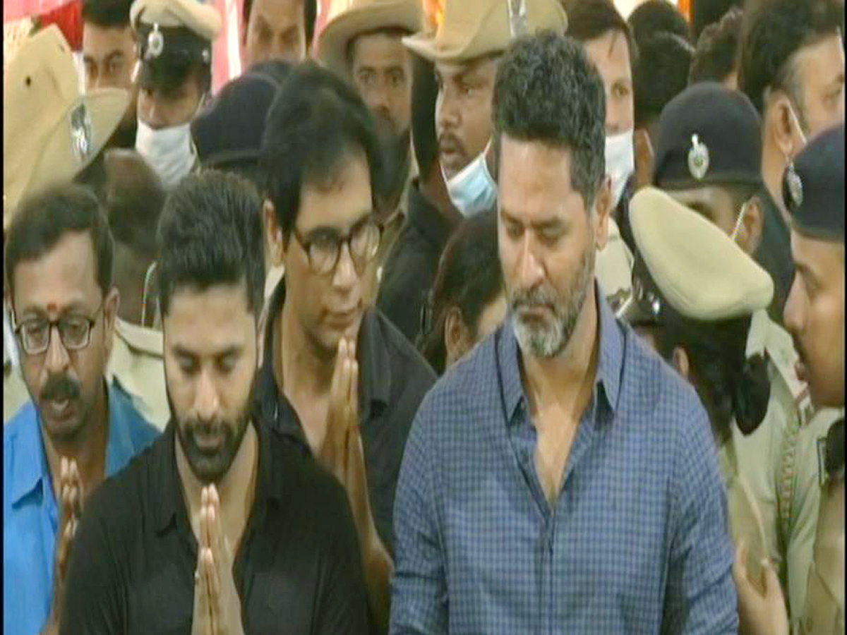 Chiranjeevi Venkatesh and Ali Pays Tribute To PuneethRajkumar Photo Gallery - Sakshi17