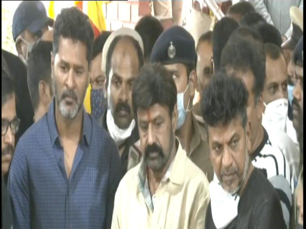 Chiranjeevi Venkatesh and Ali Pays Tribute To PuneethRajkumar Photo Gallery - Sakshi19
