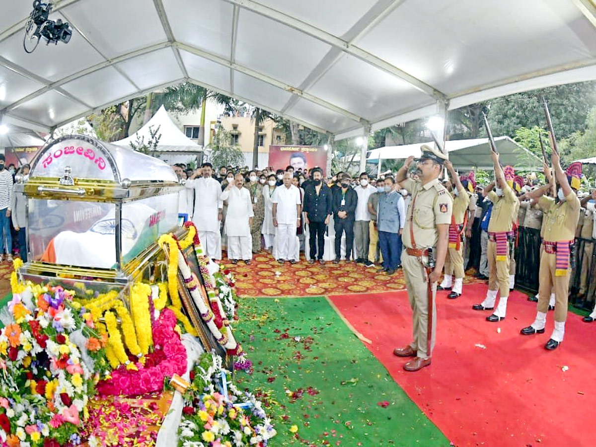 Kannada Actor Puneeth Rajkumar Last Rites Photo Gallery - Sakshi3